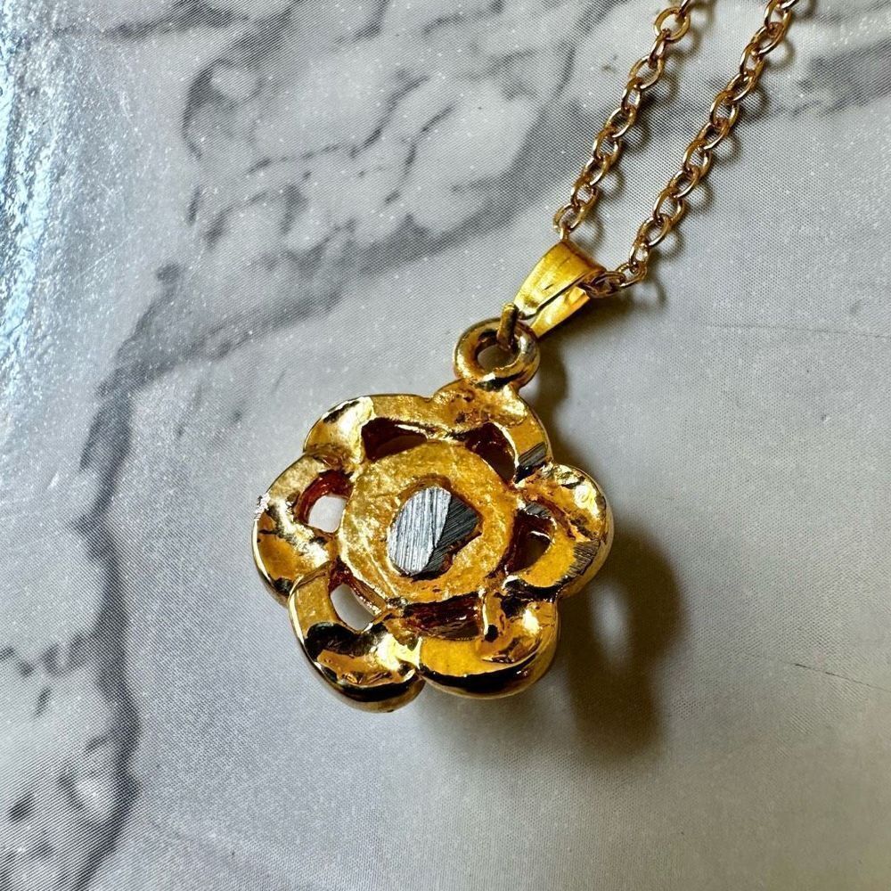 Gold tone faux pearl pendant necklace - Picture 8 of 8